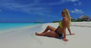 漂亮的美模型放松海海滩清洁白色沙子蓝色的背景
